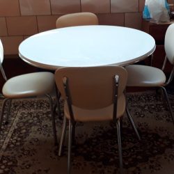 keukentafel met 4 stoelen