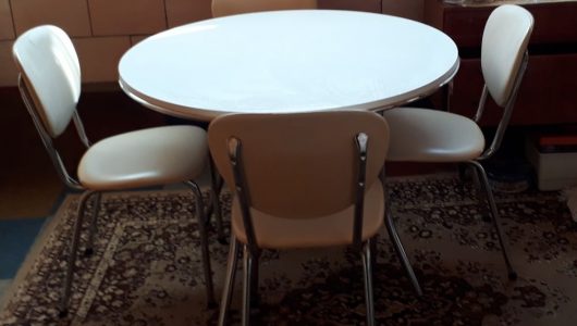 keukentafel met 4 stoelen